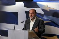 Αλεξιάδης: Δεν θα μειώσουμε τις δαπάνες με μειώσεις μισθών και απολύσεις