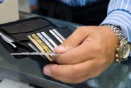 Αλεξιάδης προς τράπεζες: Μειώστε τις χρεώσεις στις ηλεκτρονικές συναλλαγές