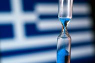 Στην κόψη του ξυραφιού κινείται η οικονομία