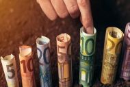 Ένας στους τρεις πληρώνεται ακόμη με μετρητά