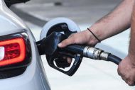 Χωρίς τέλος το ράλι στις τιμές των καυσίμων - Οι στρεβλώσεις στην αγορά και τα «πατημένα» 2 ευρώ στη βενζίνη