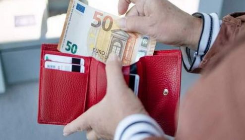 Picture 0 for Έρευνα ΙΜΕ ΓΣΕΒΕΕ: «Τέλος» ο μισθός στις 18 του μήνα – Η ακρίβεια λυγίζει τη μεσαία τάξη