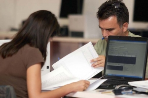 Στους λογιστές πετά την καυτή πατάτα για το Ε9 το ΥΠΟΙΚ 